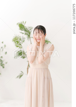 肌の潤いを実感する女性 117208775