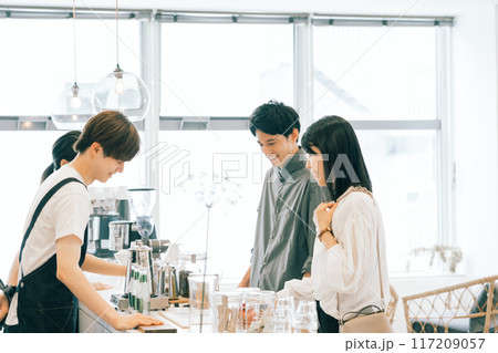 カフェで注文をするカップル 117209057