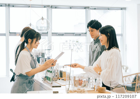 カフェでスマホ決済をする夫婦 カフェでスマホ決済をする夫婦 117209107