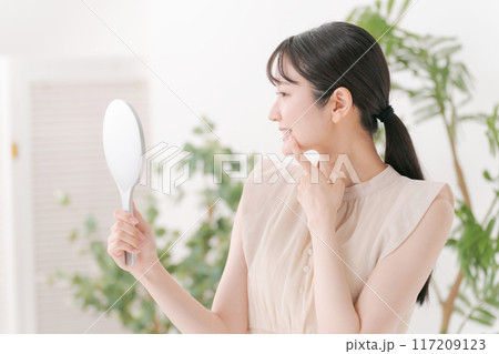 鏡を持って歯をチェックをする女性 鏡を持って歯をチェックをする女性 117209123