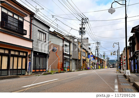 氷見市の街並み／県道373号比美乃江小入口、北大町交差点方面を望む(富山県氷見市)【2024.8】 117209126