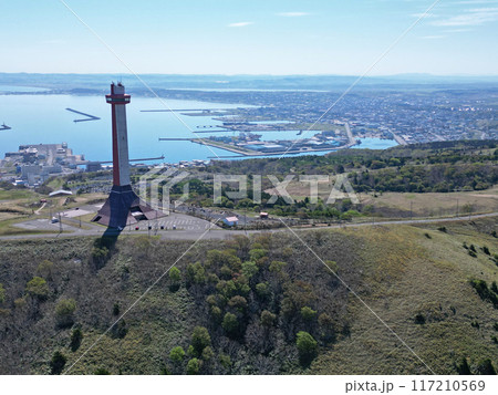 稚内公園の上空から記念塔と稚内市街地の空撮 117210569