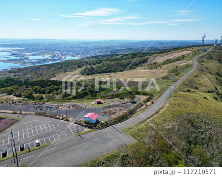 稚内公園の上空から高台の公園の空撮 117210571
