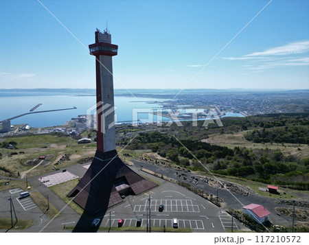稚内公園の上空から公園の設備と稚内市街地の空撮 117210572