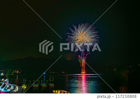 海上に上がる花火 117210808