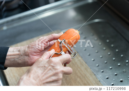 人参の皮むき 人参の皮むき 117210998