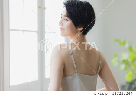 ショートヘアの女性のビューティイメージ ショートヘアの女性のビューティイメージ 117211244
