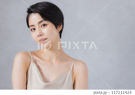 ショートヘアの女性のビューティイメージ　 117211424