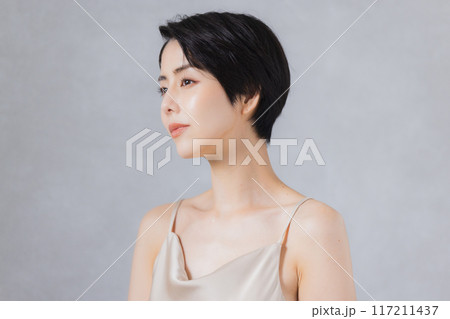 ショートヘアの女性のビューティイメージ　 117211437