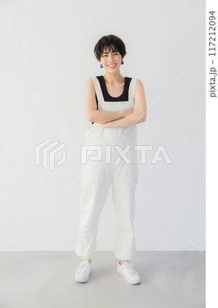 DIYをするショートヘアの女性 117212094