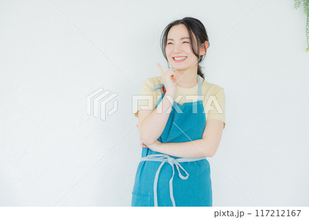 考えるエプロン姿の女性 考えるエプロン姿の女性 117212167