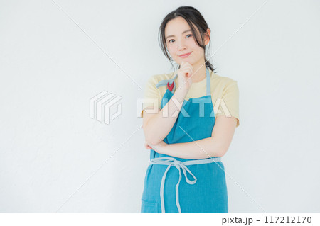 考えるエプロン姿の女性 考えるエプロン姿の女性 117212170