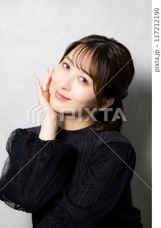 黒いブラウスの女性 黒いブラウスの女性 117212190
