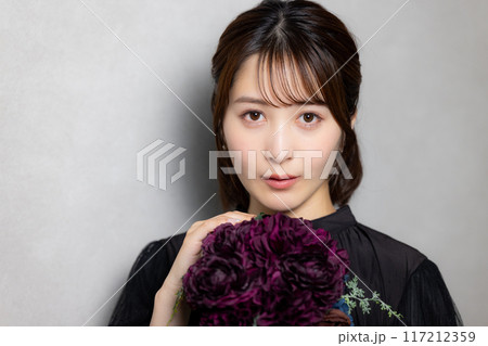 花束を持つ若い女性 117212359