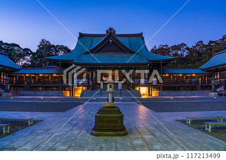 【静岡県】法多山尊永寺・本堂　夕暮れ 117213499