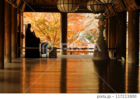 奈良　紅葉の大和国長谷寺礼堂　徳道上人 117213800