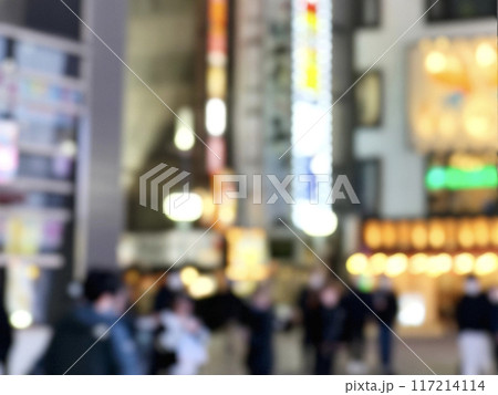 夜の歌舞伎町を歩く人々のボカシイメージ_冬7 夜の歌舞伎町を歩く人々のボカシイメージ_冬7 117214114