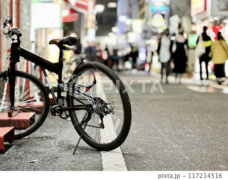 歌舞伎町に置いた自転車と歩く人のイメージ 歌舞伎町に置いた自転車と歩く人のイメージ 117214516