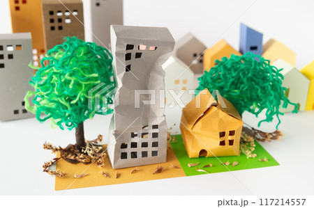 敷地を超えた庭木 管理不全空き家 特定空き家 高経年マンション 築年数 一戸建て 敷地を超えた庭木 管理不全空き家 特定空き家 高経年マンション 築年数 一戸建て 117214557