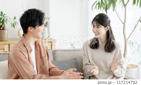 リビングで語り合うカップル リビングで語り合うカップル 117214782