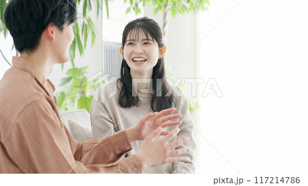 リビングで語り合うカップル 117214786