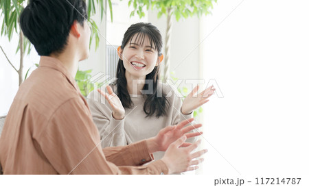リビングで語り合うカップル リビングで語り合うカップル 117214787