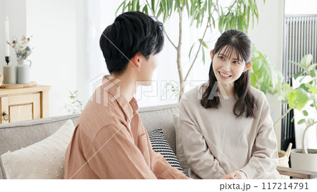 リビングで語り合うカップル 117214791