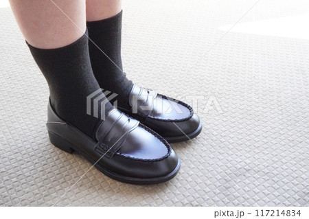 黒いローファーを履いている小学5年生の女の子の足元 117214834