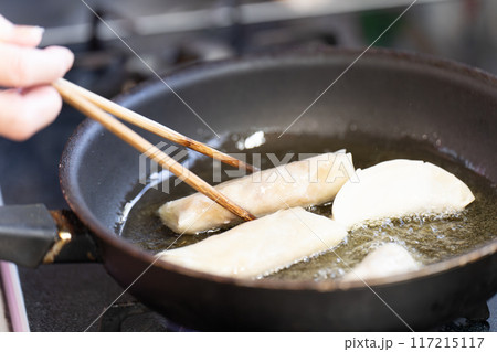 フライパンで揚げている春巻き フライパンで揚げている春巻き 117215117