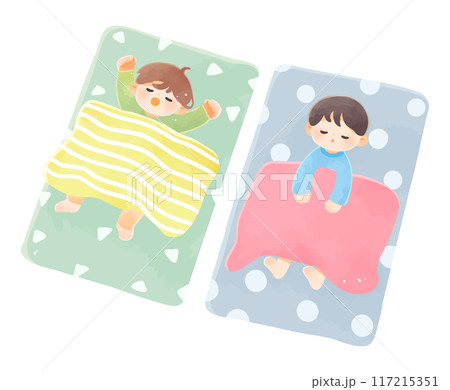 お昼寝で布団で眠る子供たち 117215351