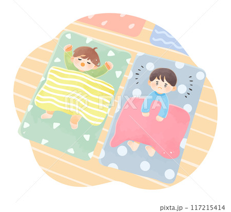保育園のお昼寝時間に起きている子供 117215414