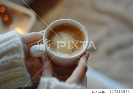 Woman holding a warm cup of coffee in a warm...のイラスト素材 [117215873] - PIXTA