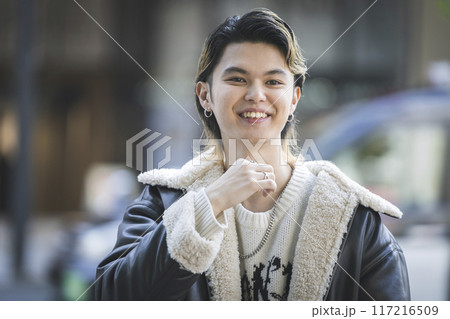 笑顔の20代の男性　ポートレート 117216509