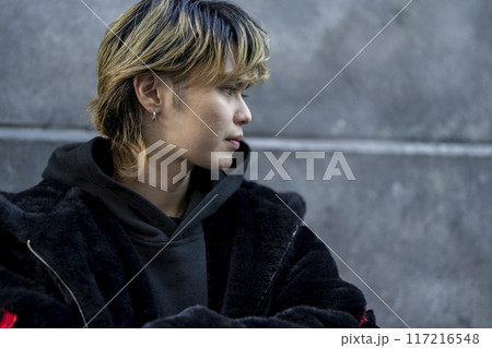 金髪の若い男性 横顔 金髪の若い男性 横顔 117216548