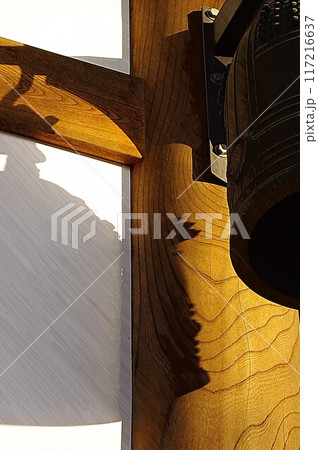 イラストCG画像 寺院の境内釣鐘（半鐘）を支える柱 117216637