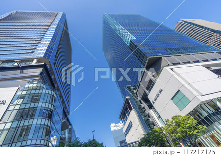 そびえ立つグランフロント大阪　夏の青空 117217125