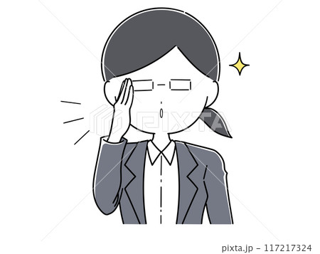 メガネをあげて説明するクールな女性社員 117217324
