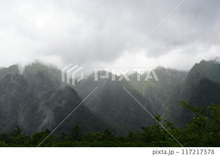 霧に包まれる山 117217378