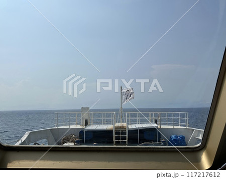 金色の駿河湾フェリー_富士_ GOLDRORD_船内特別ラウンジから眺める清水港方面 金色の駿河湾フェリー_富士_ GOLDRORD_船内特別ラウンジから眺める清水港方面 117217612