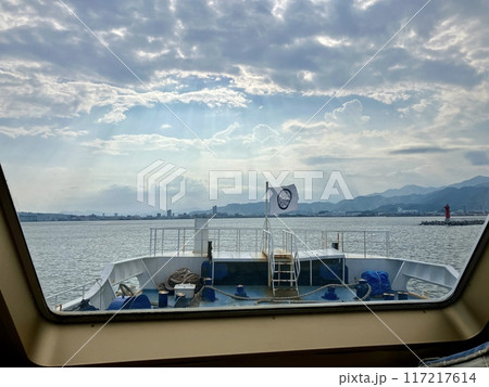 金色の駿河湾フェリー_富士_ GOLDRORD_船内特別ラウンジから眺める清水港方面 金色の駿河湾フェリー_富士_ GOLDRORD_船内特別ラウンジから眺める清水港方面 117217614