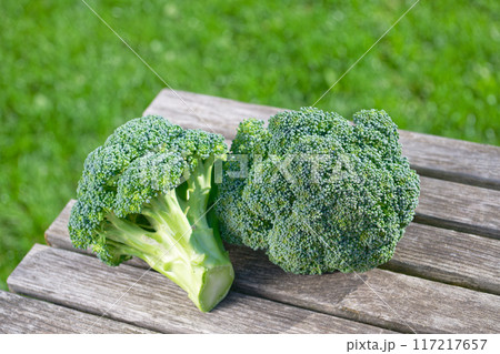 Fresh cauliflower on a wooden table 117217657