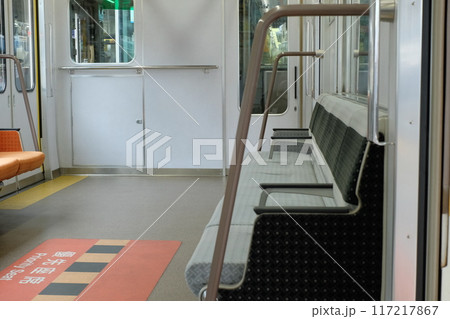 大和西大寺駅に停車中の無人の近鉄奈良線の車両 117217867