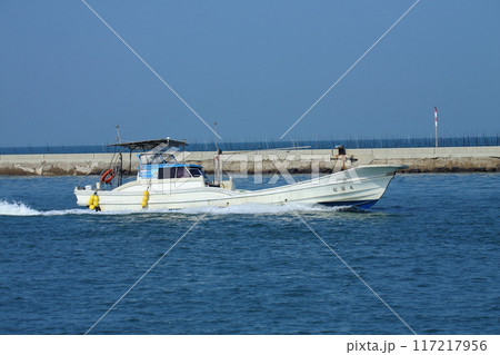 大牟田市　三池港　帰港する漁船、 117217956