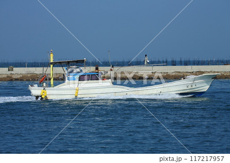 大牟田市　三池港　帰港する漁船、 117217957