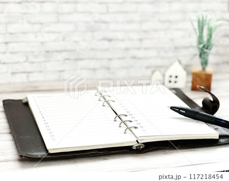 開いた手帳と家小物と緑_ななめ2 開いた手帳と家小物と緑_ななめ2 117218454