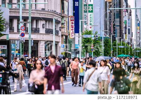 日本の東京都市景観 インバウンド復活…外国人観光客らで賑わう歩行者天国の銀座=22日 日本の東京都市景観 インバウンド復活…外国人観光客らで賑わう歩行者天国の銀座=22日 117218971