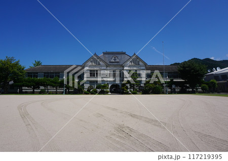 旧遷喬尋常小学校校舎（きゅうせんきょうじんじょうしょうがっこうこうしゃ）：岡山県真庭市（旧真庭郡久世 117219395