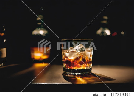 暗いムードのあるバーのカウンターに置かれたウイスキー 暗いムードのあるバーのカウンターに置かれたウイスキー 117219396