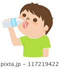 ペットボトルにクチをつけずにミネラルウォーターを飲む若い男性のイラスト。 117219422