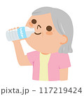 ペットボトルにクチをつけてミネラルウォーターを飲む高齢者女性のイラスト。 117219424